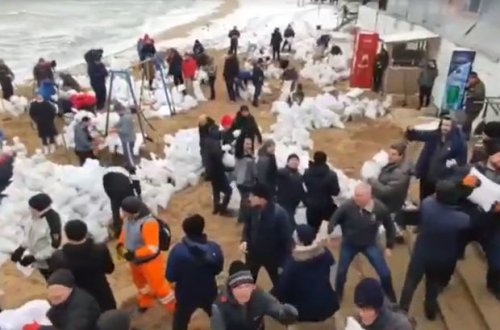 Odessada insanlar qum torbaları ilə müdafiə səddi qururlar - VİDEO