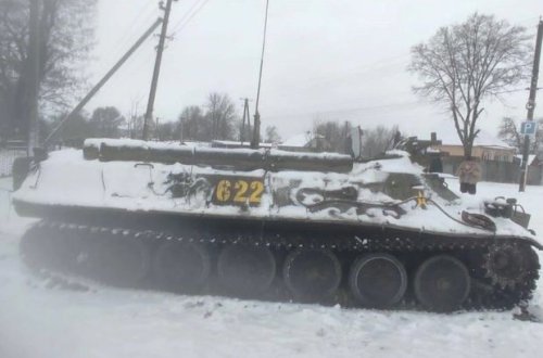 Xarkovda rusiyalı hərbçilər öz texnikalarını atıb qaçırlar - FOTO