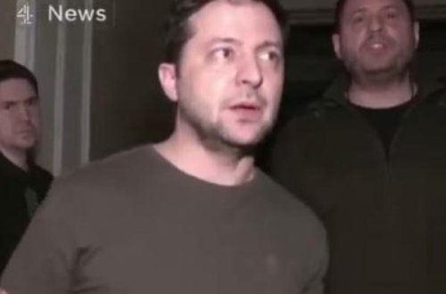 Zelenski ailəsi ilə bağlı danışarkən Kiyevin bombalandığını xəbər verirlər - VİDEO