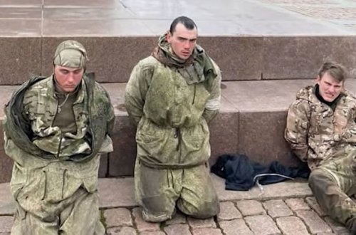 Российских десантников поставили на колени перед мемориалом - ВИДЕО