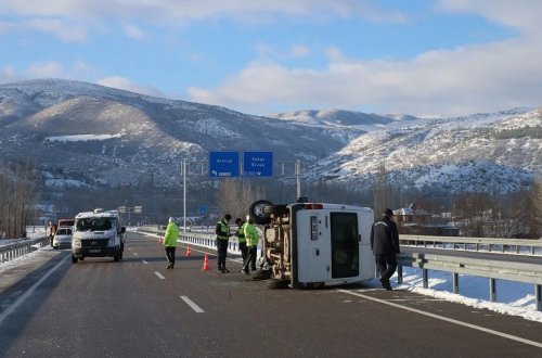 Türkiyədə hərbçiləri daşıyan avtomobil aşıb, 1 əsgər ölüb, 3-ü yaralanıb