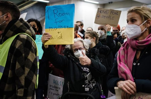 Ukraynalı qaçqınların qarşılanmasında təsirli anlar - Video