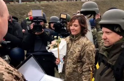 Ukraynada döyüş meydanında toy keçirilib - VİDEO