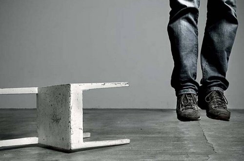 Şəmkirdə kişi qəbiristanlıqda intihar edib