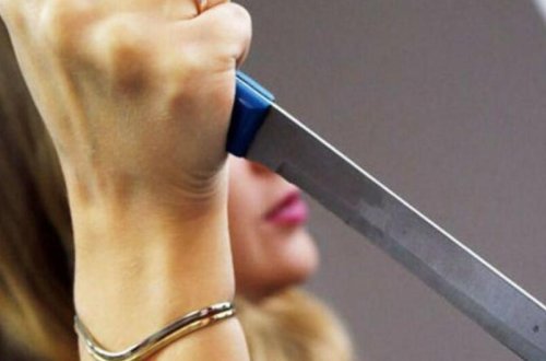 Bakıda qadın polis bölməsinin həyətində ərini bıçaqlayıb