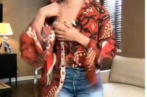 Canlı yayımda rəqs edən müğənni şok yaşadı - Sinəsi açıldı, studiyadakılar donub qaldı - VİDEO