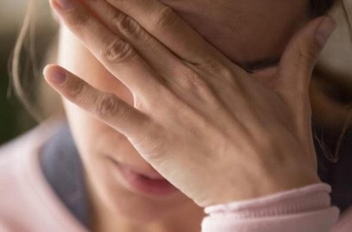 Azərbaycanda kişi gecəyarısı arvadını dayısı oğlu ilə yarıçılpaq vəziyyətdə tutdu - Məhkəmə