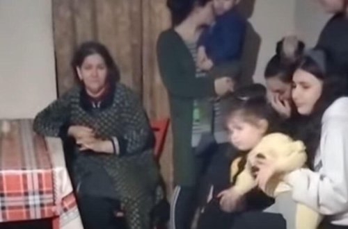 Üç azərbaycanlı ailə Ukraynada rus hərbçilərin nəzarətində olan kənddən çıxa bilmirlər - VİDEO