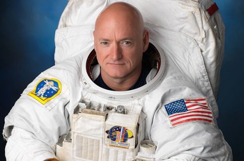 Amerikalı astronavt Rusiyanın medalını geri qaytardı - Foto