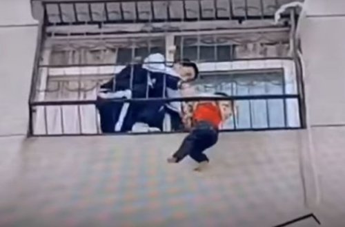 Məktəblilər pəncərədən yıxılan qızı xilas etdilər – VİDEO