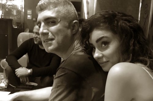 49 yaşlı Özcan 25 yaşlı iranlı model sevgilisi ilə evlənir - FOTO/VİDEO