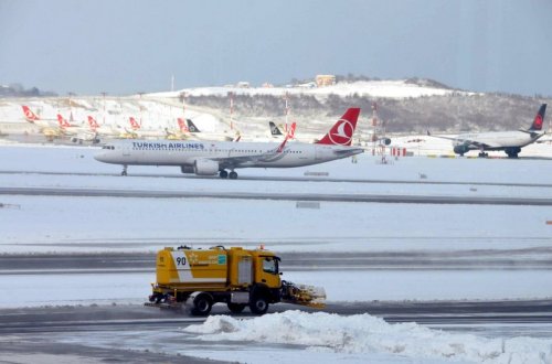 İstanbulda əlverişsiz hava şəraitinə görə 407 təyyarə reysi ləğv edilib