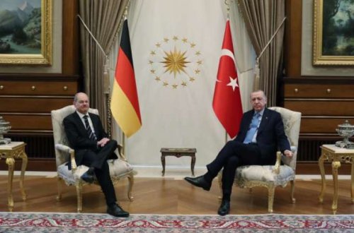 Ərdoğanın davranışını təkrar etmək istədi: Çətin vəziyyətə düşdü - VİDEO