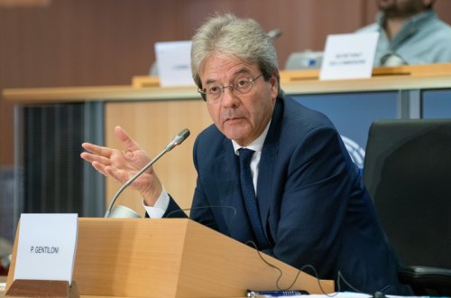 Avrokomissar: “Ukrayna xalqını silahla təmin etməliyik”