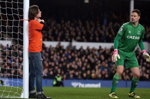 Futbol matçında özünü qapı dirəyinə bağladı - Fotolar