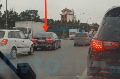 Bakıda icra başçısının avtomobili qaydaları heçə saydı - VİDEO