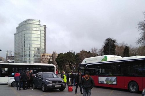 “BakuBus”un avtobusu qəzaya düşdü (FOTO)