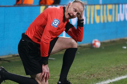 Bundesliqa matçında insident, oyun yarımçıq qaldı - Fotolar