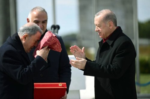 Эрдогану преподнесено привезенное из Великобритании боевое знамя времен Османской империи - ФОТО