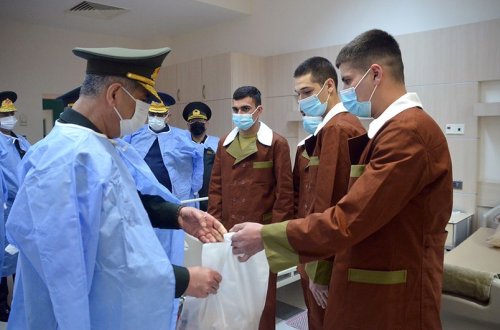 Zakir Həsənov hərbi hospitalı ziyarət edib