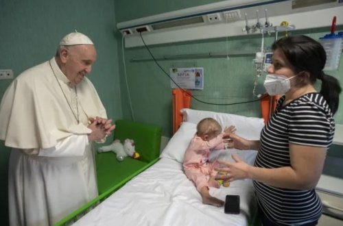 Roma Papası Ukraynadan olan xəstə uşaqları ziyarət edib