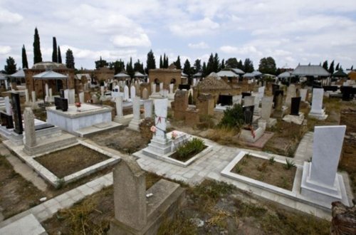 Azərbaycanda molla qəbiristanlıqda vəfat edib