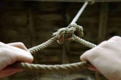 Ucarda DƏHŞƏT: Üç uşaq atası özünü evinin həyətindən asdı