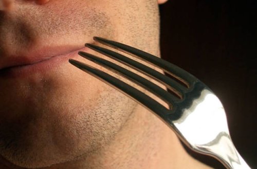 Bakıda evə sərxoş gələn qadın sevgilisinə çəngəllə xəsarət yetirdi