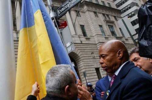 Nyu-Yorkun meri Manhettendə Ukrayna bayrağını qaldırıb – FOTO/VİDEO