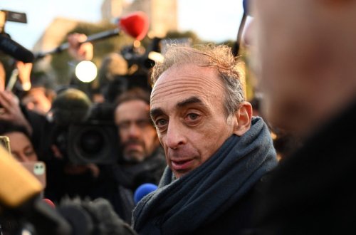 Parisdə prezidentliyə namizədə butulka atılıb - VİDEO