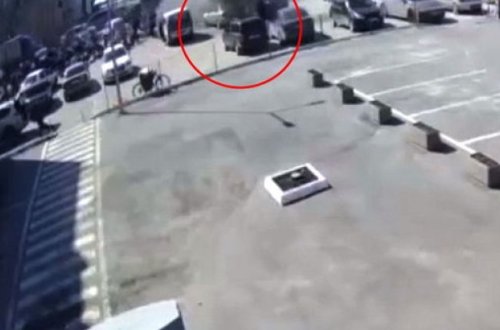 Xarkovda insanların humanitar yardım üçün toplaşdığı yerə raketin düşmə anı – VİDEO