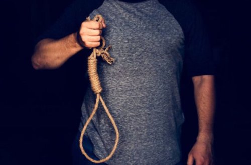 Gənc oğlan atasının fermasında özünü asdı