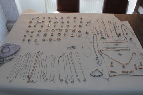 Azərbaycanda oyuncaq tapança ilə mağazaya basqın olub, 45 min manatlıq qızıl aparılıb -FOTO