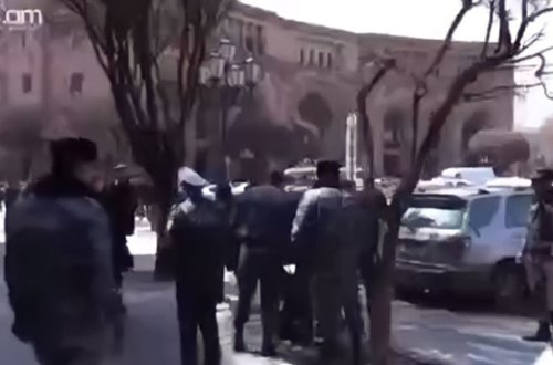 İrəvanda hərbçi valideynləri ilə polislər arasında qarşıdurma - Video