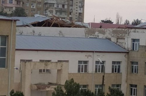 Güclü külək Bakıda məktəbin dam örtüyünü zədələyib
