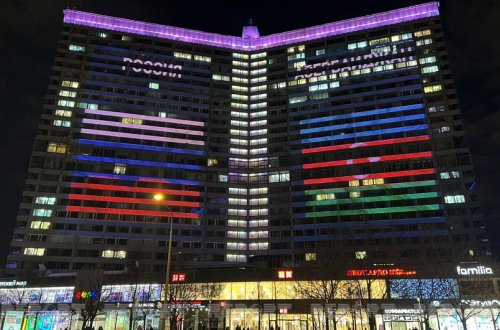 Moskvada Arbat küçəsindəki bina Azərbaycan bayrağının rənglərinə boyanıb