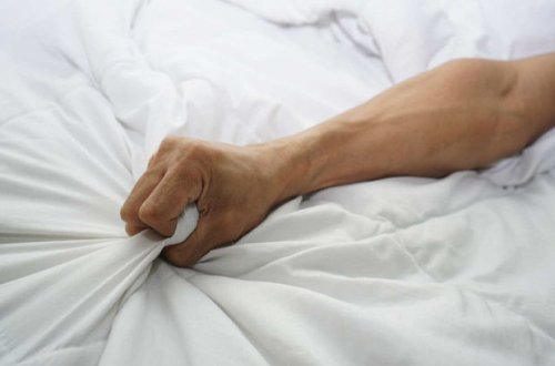 Azərbaycanda oğlan elçi getdikləri qızın qardaşı ilə münasibətə girdi: “Ayılanda lüt idim”