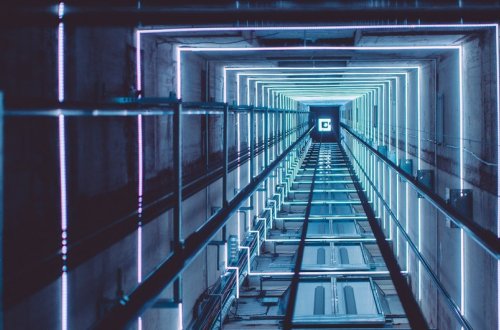 Bakının mərkəzində restoranda lift qırılıb, 2 nəfər ağır xəsarət alıb