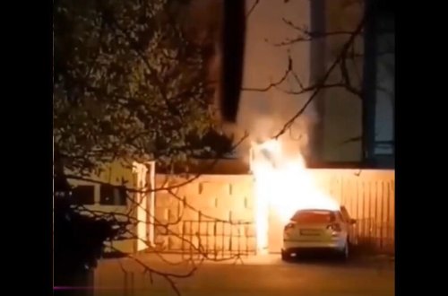 Naməlum şəxs avtomobili Rusiya səfirliyinin hasarına çırpdı - VİDEO