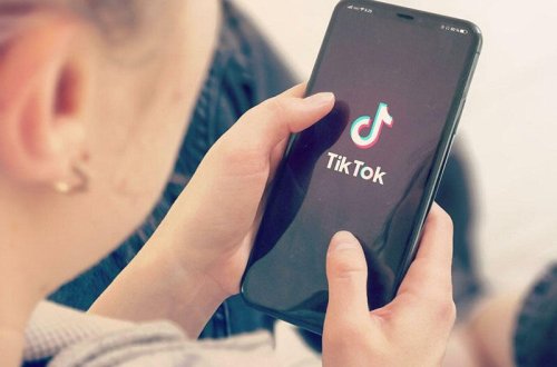 Azərbaycanda kişi arvadını “Tik-Tok”a görə döydü