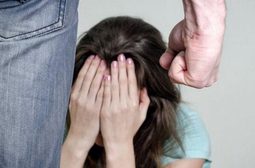 Beyləqanda ər arvadını çəliklə ömdürməyə cəhd etdi