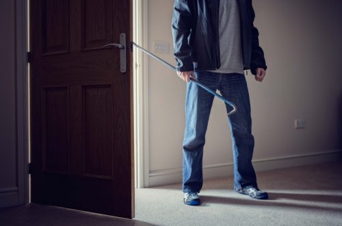 Bakıda evlərdən 15 min manatlıq oğurluq edilib