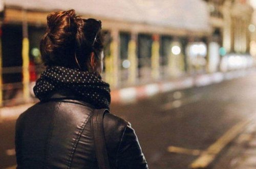 İki uşaq anası küçədə onunla tanış olmaq istəyən kişini bıçaqlayıb