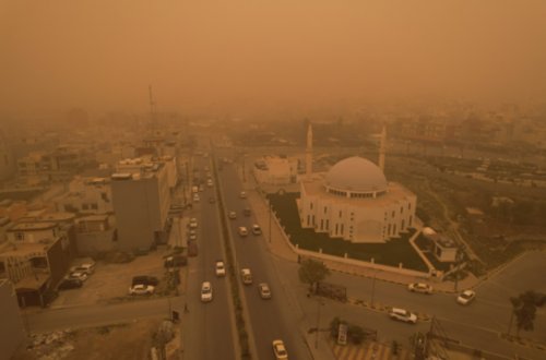 Qum fırtınası insanları boğdu