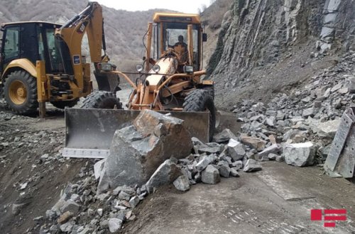Lahıcda torpaq uçqunu olub, yol bağlanıb - FOTO