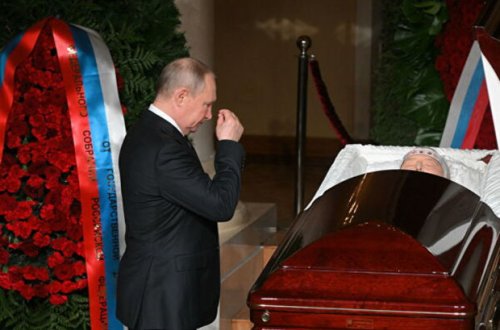 Putin Jirinovskinin cənazəsində baş əyərək onunla vidalaşdı - VİDEO