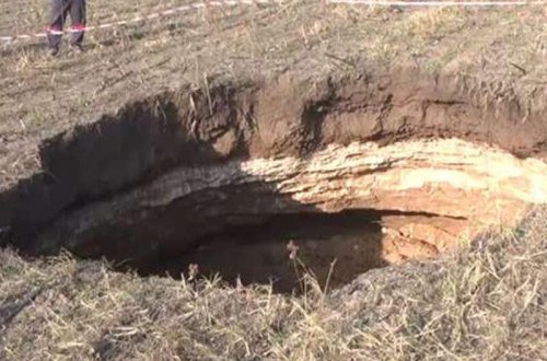Tarladakı çüxura baxanda DƏHŞƏTƏ GƏLDİLƏR: 3 yaşlı uşaq və naməlum varlıq... - FOTOlar