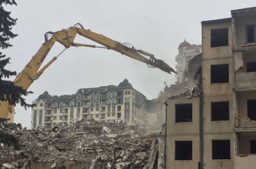 Bakının bu ünvanında bina sökülür (FOTOLAR)
