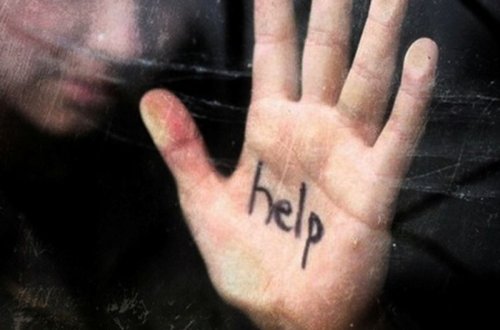 Prokuror insan alverində ittiham olunan qadınlara cəza istəyib