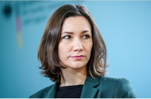 Almaniyada nazir qalmaqaldan sonra istefa verdi